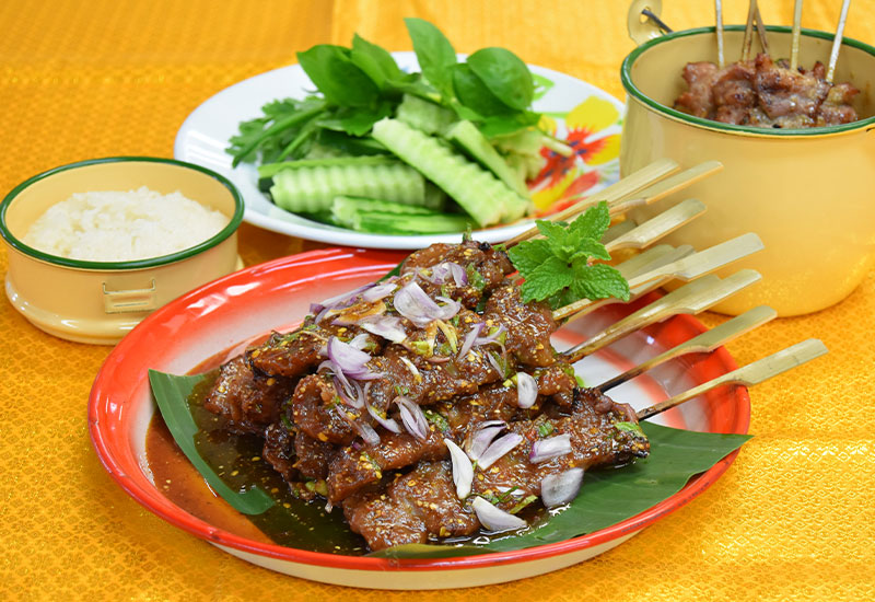 ナムトック味の豚肉の串焼き+もち米