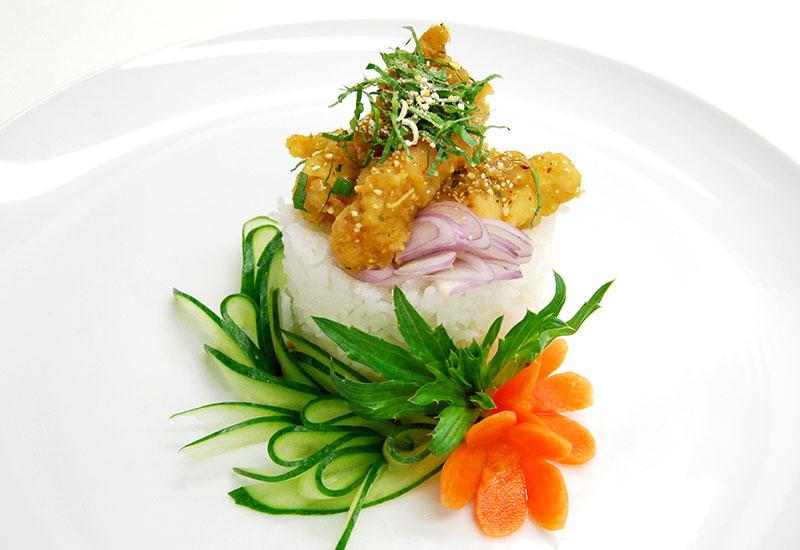 揚げ鶏のラープ風味ご飯（カーオ・ヤム・ガイ・セープ）