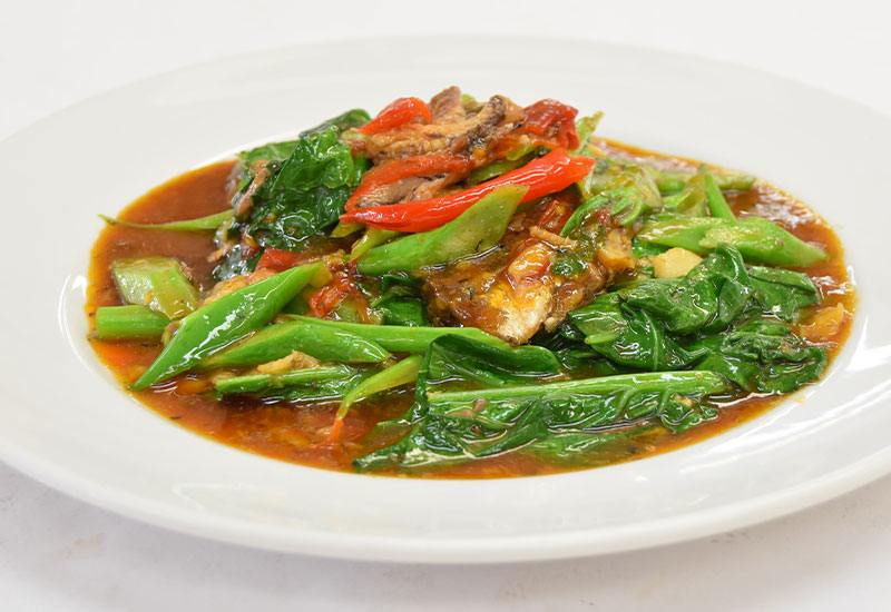 カイラン菜の魚缶炒め（パット・カナー・プラークラポン）
