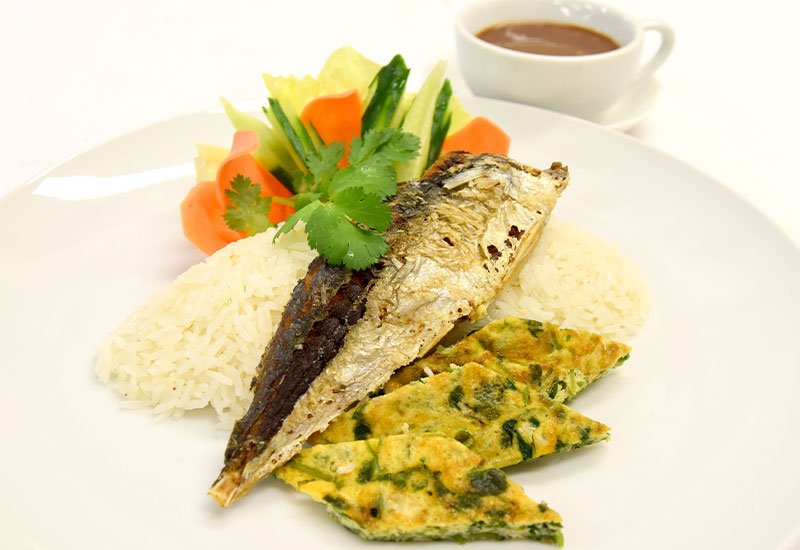 揚げ魚とナムプリックカピソースのカオマン（カオマン・プラートート・ナムプリックカピ）