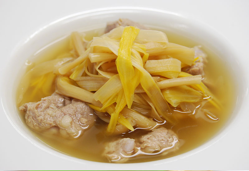 金針菜と豚バラ軟骨のスープ